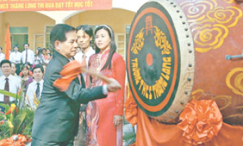 Tổng Bí thư Nông Ðức Mạnh, Chủ tịch nước Nguyễn Minh Triết và nhiều đồng chí lãnh đạo Ðảng, Nhà nước